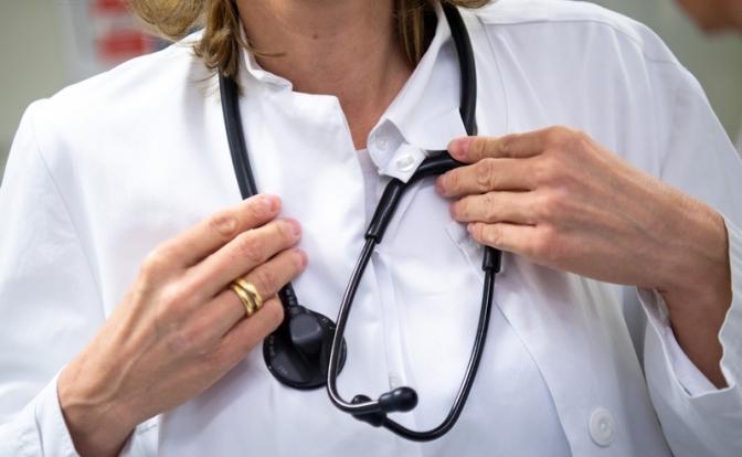 Врач назвал угрожающий инфарктом первый прием пищи