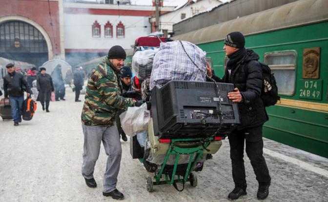 Слова Путина утонули в грохоте фанфар: Мы сами отталкиваем тех, кто хотел бы вернуться или переехать жить в Россию