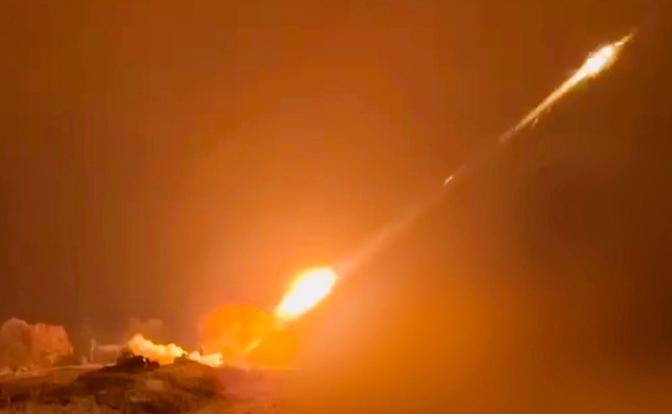 На фото: боевая работа огнеметных систем ТОС-1А "Солнцепек" в приграничных районах Курской области.