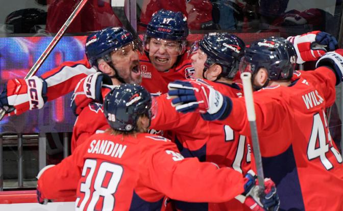 На фото (слева): российский нападающий "Вашингтон Кэпиталз" Александр Овечкин радуется забитой шайбе.