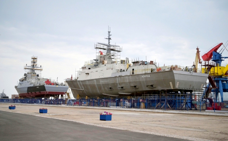 На фото: малые ракетные корабли &laquo;Аскольд&raquo; и &laquo;Циклон&raquo; проекта 22800 &laquo;Каракурт&raquo;.