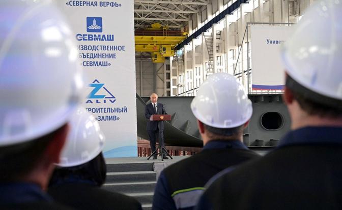 На фото: президент РФ Владимир Путин в ходе церемонии закладки боевых кораблей Военно-Морского Флота на судостроительном заводе «Залив» в городе Керчь, Республика Крым.