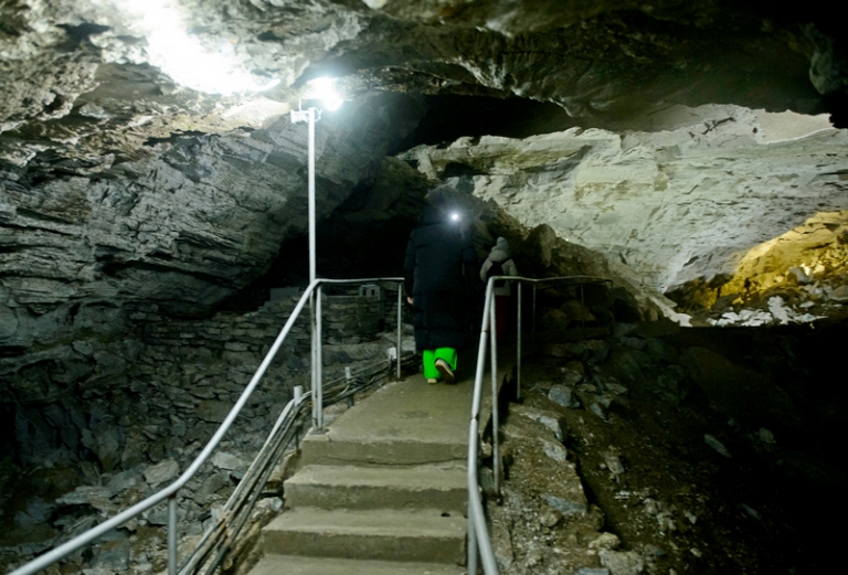 На фото: Кунгурская ледяная пещера.