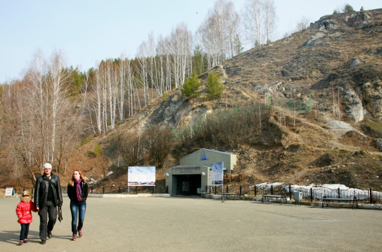  На фото: у входа в Кунгурскую ледяную пещеру.