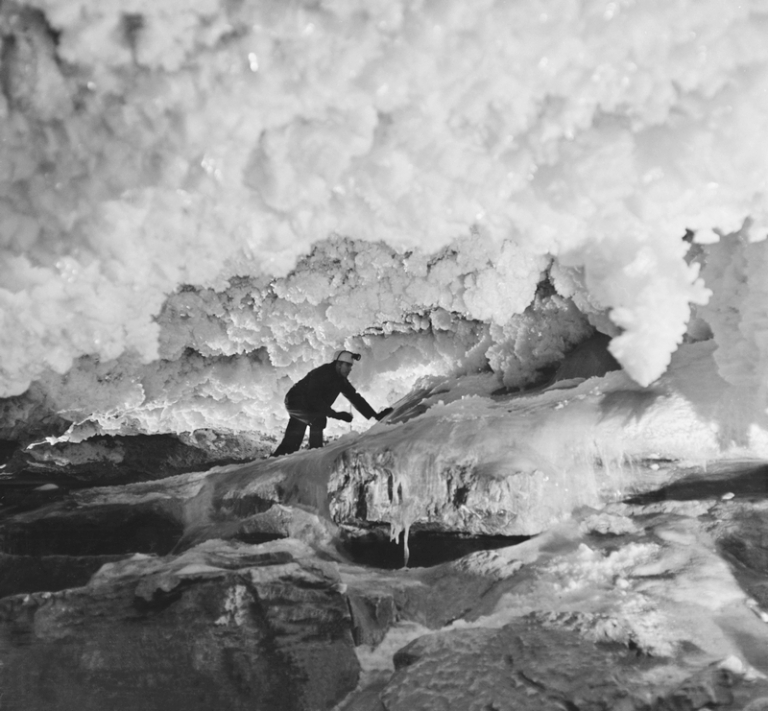 На фото: научный сотрудник Уральского филиала Академии наук СССР Евгений Павлович Дорофеев во время проведения наблюдений за ледяным покровом в гроте "Полярный" Кунгурской ледяной пещеры, 1970 год.