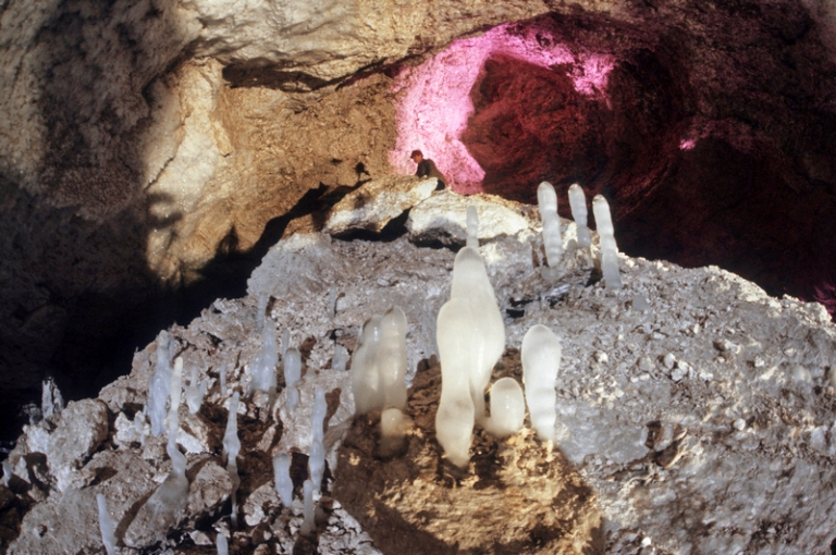 На фото: сталагмиты в одном из гротов Кунгурской ледяной пещеры, 1982 год.