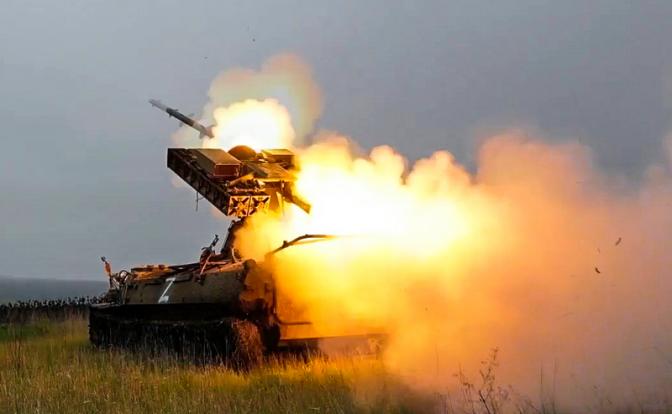 На фото: боевая работа расчета ЗРК "Стрела-10" в зоне специальной военной операции.