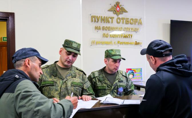 На фото: в пункте отбора на военную службу по контракту.