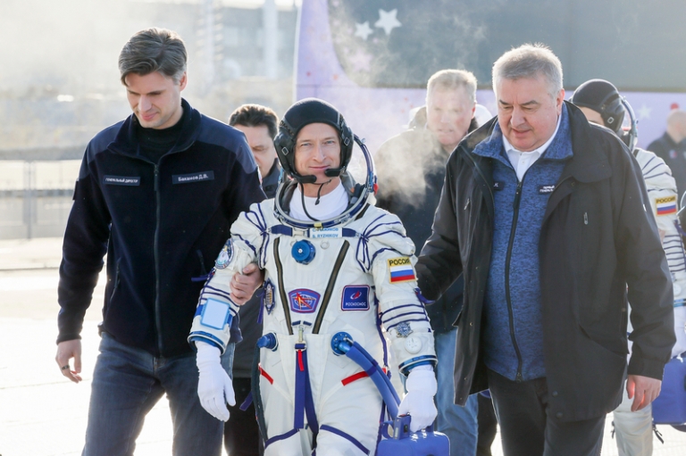 На фото: генеральный директор госкорпорации "Роскосмос" Дмитрий Баканов, член основного экипажа пилотируемого корабля "Союз МС-27" космонавт "Роскосмоса" Сергей Рыжиков и первый заместитель гендиректора госкорпорации "Роскосмос" Александр Иванов (слева направо) перед запуском ракеты-носителя "Союз-2.1а" с кораблем "Союз МС-27" на космодроме Байконур.