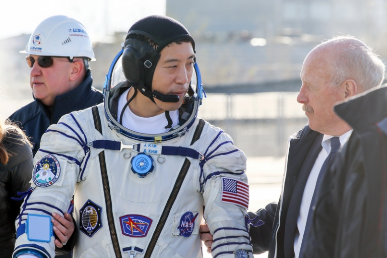 На фото: член основного экипажа пилотируемого корабля "Союз МС-27" астронавт NASA Джонатан Ким во время посадки экипажа в корабль "Союз МС-27" ракеты-носителя "Союз-2.1а" с космодрома Байконур. 