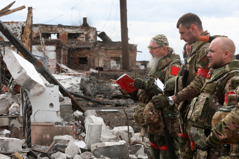 На фото: помощник начальника УФСИН России по Курской области, протоиерей Александр Зинченко (слева) проводит службу на развалинах церкви Анастасии Узорешительницы при ФКУ ИК-11. 