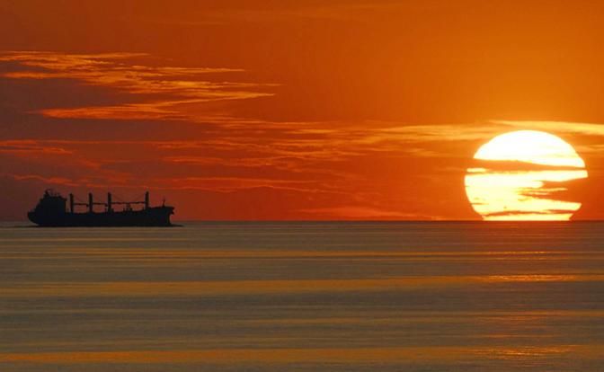 На фото: танкер в Балтийском море на фоне заходящего солнца.
