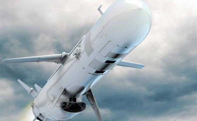 Не надо смеяться над Эстонией. Ракеты ее маленького флота легко добьют до Зимнего дворца Петербурга. И Балтику всю простреливают