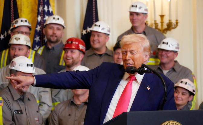 На фото: президент США Дональд Трамп в окружении шахтеров подписал ряд указов, разрешающих строительство большего количества угольных электростанций.