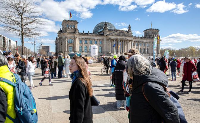 На фото: здание Рейхстага на площади Республики в Берлине, Германия.