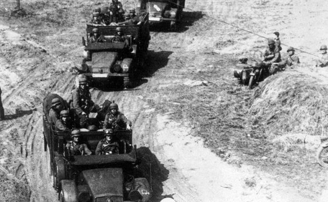 На фото: солдаты вермахта на автомашине