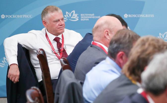 На фото (слева): председатель совета директоров Evraz Group Александр Абрамов во время встречи президента РФ Путина с модераторами ключевых сессий Восточного экономического форума-2021 в режиме видеоконференции на территории ДВФУ, 2021 год.