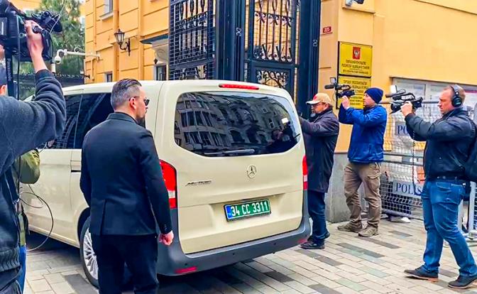 На фото: прибытие делегации США в генеральное консульство РФ в Стамбуле на улице Истикляль, где состоится второй раунд консультаций России и США по проблемам работы посольств.