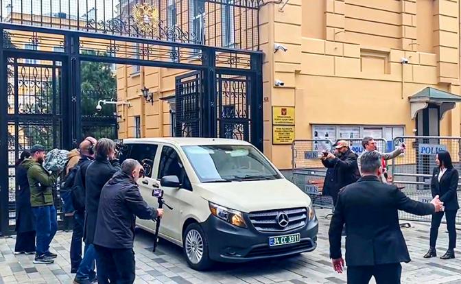 На фото: делегация США покидает генеральное консульство РФ в Стамбуле на улице Истикляль, где прошел второй раунд консультаций России и США по проблемам работы посольств.