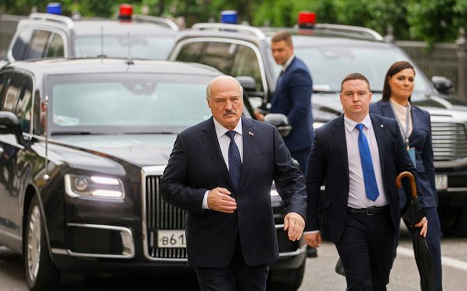 На фото (слева): президент Белоруссии Александр Лукашенко.