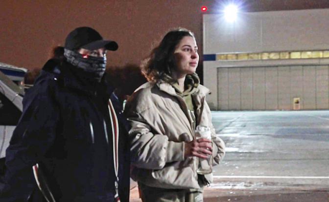 На фото: гражданка США Ксения Карелина во время ее обмена на гражданина России Артура Петрова.