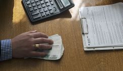 Последнее предупреждение чиновникам: Lamborghini держать в гараже, в казино не светиться, голыми не «фоткаться»