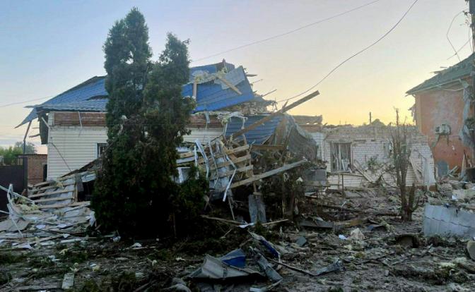 На фото: последствия обстрелов с украинской стороны в городе Суджа, Курская область, Россия.