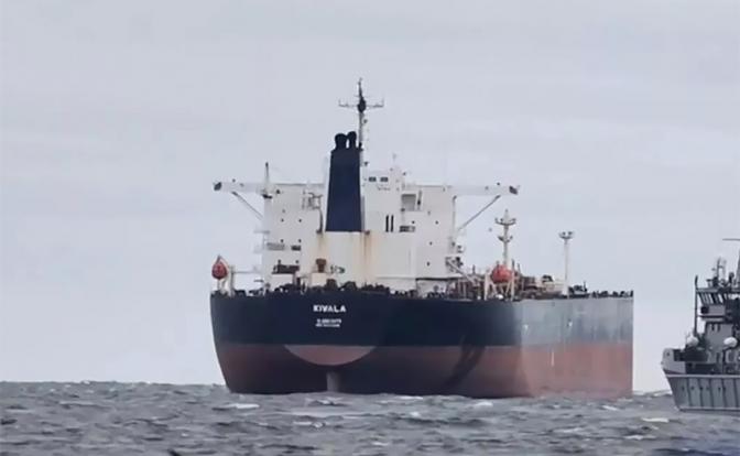 Балтфлот ждет приказ: Эстония перехватила танкер Kiwala, направлявшийся в Усть-Лугу