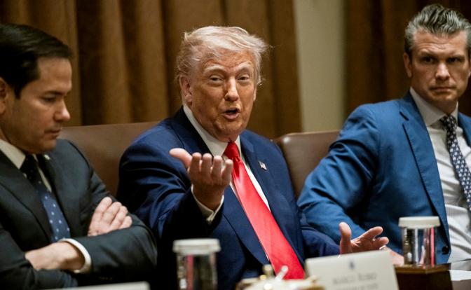 На фото: государственный секретарь США Марко Рубио, президент США Дональд Трамп и министр обороны США Пит Хегсет (слева направо) на заседании кабинета министров в Белом доме.