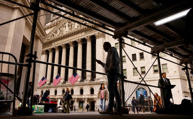 На фото: вид на здание Нью-Йоркской фондовой биржи, США.