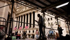 Бегство от доллара началось, на американском долговом рынке хаос, золото дорожает