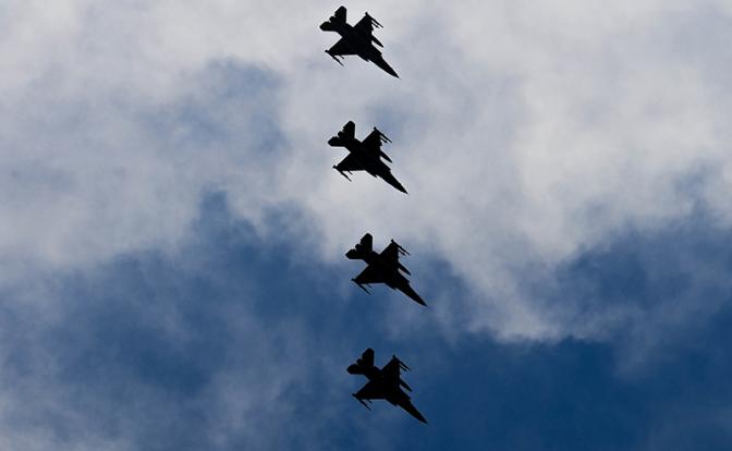 На фото: истребители F-16.