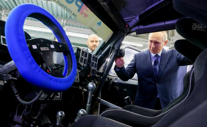 На фото: президент России Владимир Путин во время посещения завода "Автоваз".