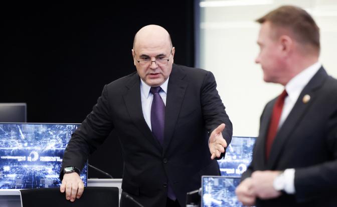 На фото (слева): премьер-министр РФ Михаил Мишустин.