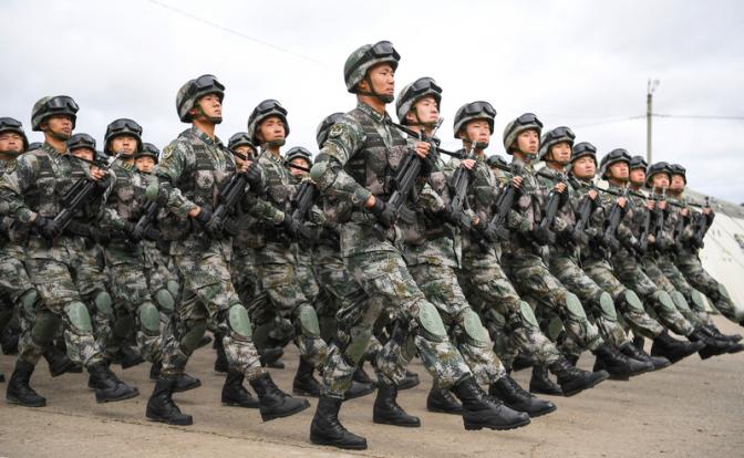 На фото: сухопутные войска Народно-освободительной армии Китая (НОАК).