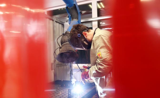 На фото: учащийся в лаборатории сварочного производства в областном государственном бюджетном профессиональном образовательном учреждении "Рязанский колледж электроники".