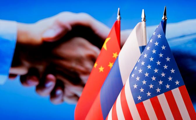 На фото (слева направо): флаги Китайской Народной Республики, Российской Федерации и Соединенных Штатов Америки.