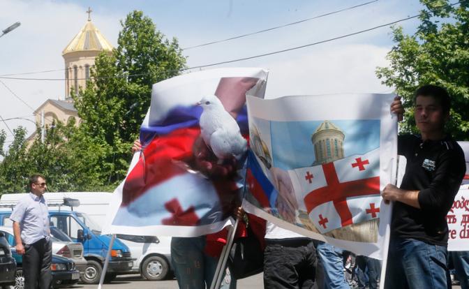 На фото: во время акции за восстановление дипломатических отношений с Россией у Дворца президента в Тбилиси, Грузия.