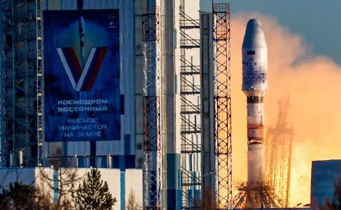 На фото: во время запуска ракеты-носителя "Союз-2.1б" с двумя гелиогеофизическими космическими аппаратами "Ионосфера-М" и 53 попутными космическими аппаратами российского и иностранного производства с космодрома Восточный.