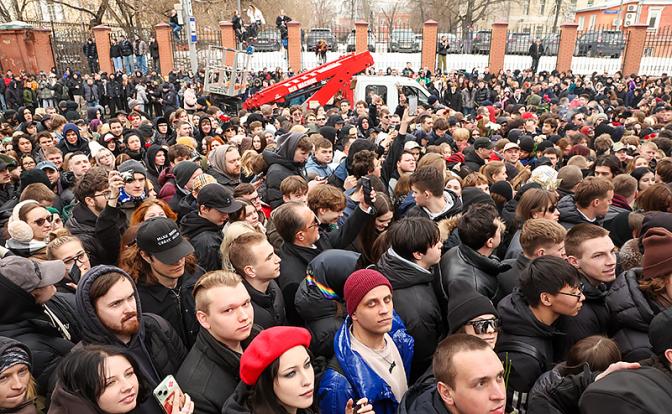 На фото: во время прощания с рэпером Пашей Техником (Павел Ивлев) у храма Петра и Павла в Москве