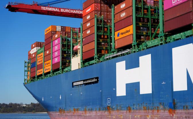 На фото: в контейнерном терминале Burchardkai (CTB) в порту Гамбурга, Германия. Президент США Дональд Трамп объявил о крупном тарифном пакете, который сильно ударит по Европейскому союзу.