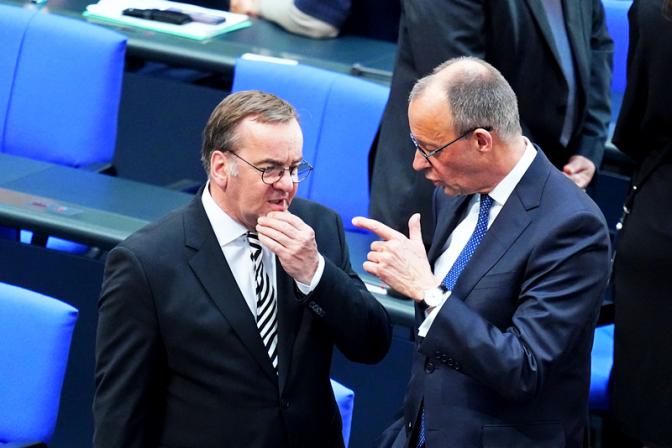 На фото: министр обороны Германии Борис Писториус (слева, СДПГ) и Фридрих Мерц, лидер парламентской группы CDUCSU и федеральный председатель ХДС, на учредительной сессии нового Бундестага.