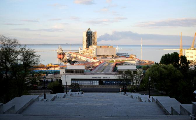 На фото: вид с Потемкинской лестницы на здание Морвокзала в Одессе.