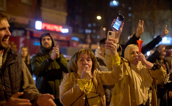 На фото: участники митинга в Сербии.