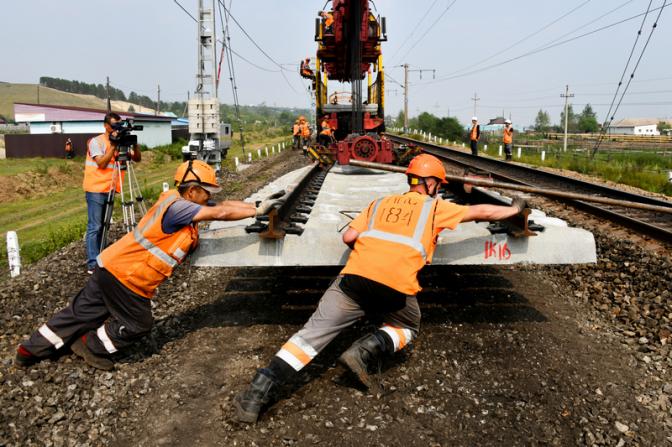 «Не знаю, у кого что с зарплатой, но чтобы выжить, надо пахать по 12 часов и без выходных»
