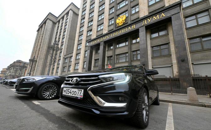 На фото: вид на здание Государственной Думы РФ в Москве.