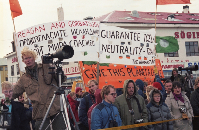 На фото: журналисты и митингующие во время демонстрации сторонников мира по случаю встречи Генерального секретаря ЦК КПСС М.С. Горбачева с Президентом США Р. Рейганом, Рейкьявик, Исландия, 11 октября 1986 года.
