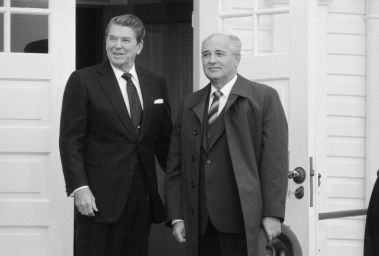 На фото: генеральный секретарь ЦК КПСС Михаил Сергеевич Горбачев и Президент США Р. Рейган перед началом беседы.
