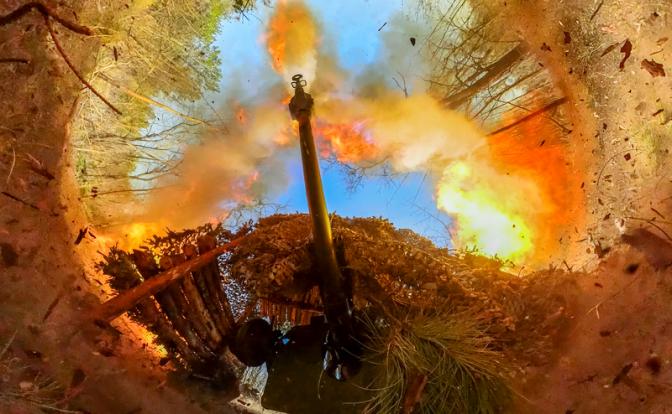На фото: гаубица Д-30 во время боевой работы артиллерийского подразделения в зоне СВО. Снимок сделан с помощью панорамной камеры 360 градусов.