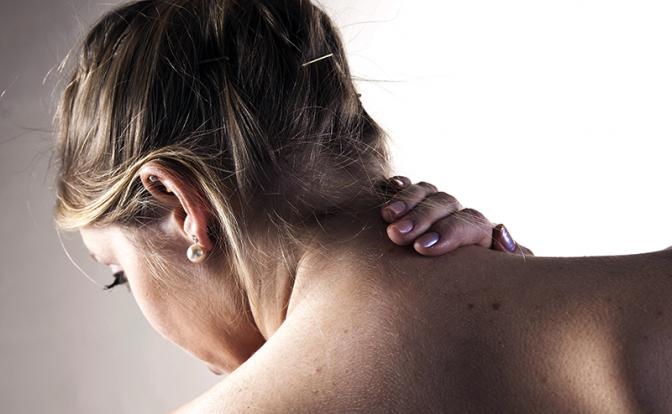 Названы причины резкой боли в шее